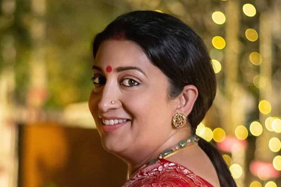 কেন্দ্রীয় মন্ত্রী স্মৃতি ইরানিও দেশের মহিলাদের স্বনির্ভরতার ডাক দিয়েছেন। তিনি ‘নারী সে খরিদারি’র (মহিলাদের কাছ থেকে কেনা) পক্ষে সওয়াল করেন। সেই ডাকও দেশের মহিলাদের উদ্বুদ্ধ করেছে বলে দাবি সরকার পক্ষের।