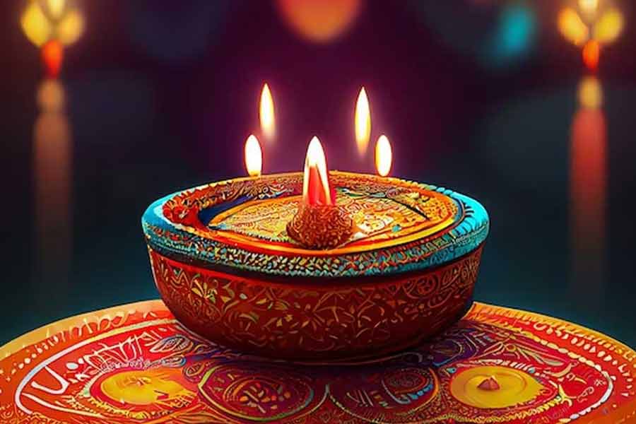 সিএআইটি-র কর্তারাদের মতে, স্বনির্ভর গোষ্ঠীর মহিলাদের থেকে মাটির প্রদীপ কিংবা তাঁদের তৈরি হস্তশিল্পের বিভিন্ন খুঁটিনাটি জিনিস কেনার জন্য ক্রেতাদের আহ্বান জানিয়েছিলেন তাঁরা। তাতে সাফল্য এসেছে।