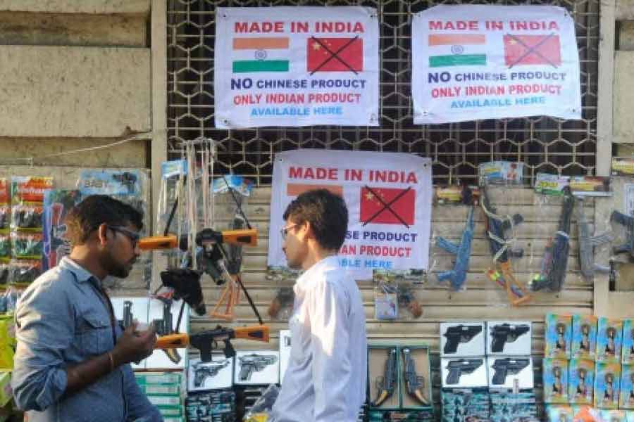 পরিসংখ্যান বলছে, শুধু দীপাবলিতেই নয়, অন্যান্য ক্ষেত্রেও ভারতের বাণিজ্যিক পরিকাঠামোর উন্নতি হয়েছে। পরিসংখ্যানও ভারতের পক্ষেই যাচ্ছে। বস্টন কনসাল্টিং গ্রুপের রিপোর্টে ভারত, মেক্সিকোর নাম করা হয়েছে।