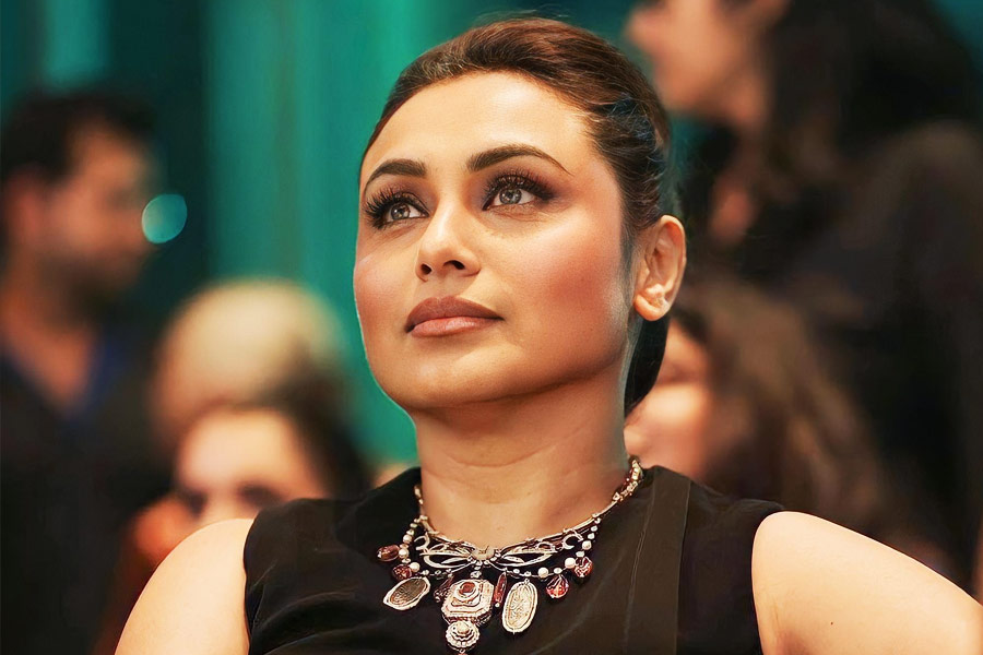 Rani Mukerji quick response to a paparazzi after he gets injured while clicking her
