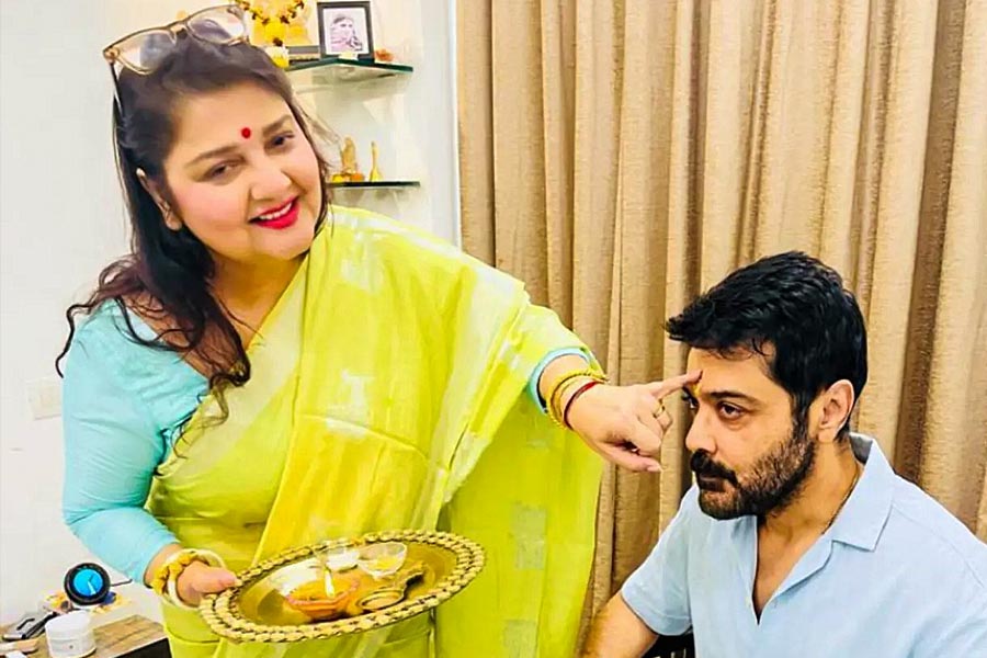 Tollywood actress aka actor Prosenjit Chatterjee’s sister Pallavi Chatterjee gives her brother Bhaiphota in Mumbai