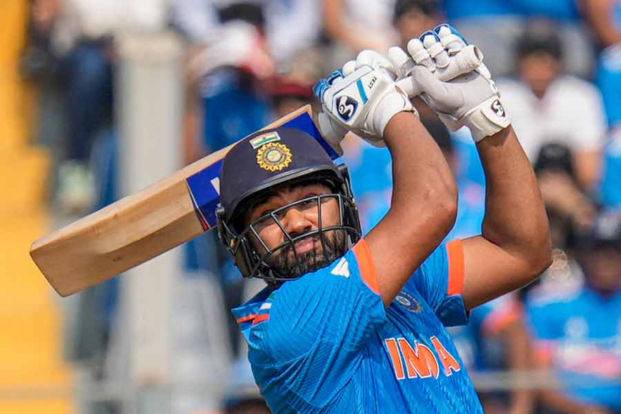 গাওস্করের মতে, গত তিন বছরে মুম্বইয়ের খেলা দেখলেই বিষয়টি পরিষ্কার হয়ে যাবে। তিনি বলেন, ‘‘গত তিন বছরের মধ্যে দু’বার নবম ও দশম স্থানে শেষ করেছে মুম্বই। গত বার প্লে-অফে উঠলেও এলিমিনেটরে বিদায় নিতে হয় তাদের। বেশি ক্রিকেট খেলায় রোহিতের জাদুটা কোথাও ফিকে হয়ে গিয়েছিল। তাই নতুন কাউকে নিয়ে আসা দরকার ছিল। সেটাই করেছে মুম্বই।’’