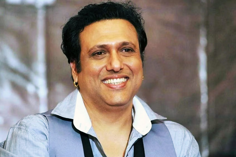 গোবিন্দকে ফোন করে সলমন প্রশ্ন করেছিলেন, ‘‘কি চিচিভাই? আর কত হিট ছবিতে অভিনয় করবে তুমি?’’ মাঝরাতে ফোন করে সলমন হঠাৎ এই ধরনের প্রশ্ন কেন করছেন তা প্রথমে বুঝতে পারেননি গোবিন্দ।