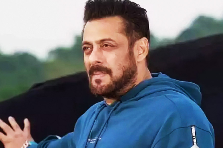 সলমনের ইঙ্গিত ধরতে না পেরে তাঁকে পাল্টা প্রশ্ন করেছিলেন গোবিন্দ। সলমনকে তিনি জিজ্ঞাসা করেছিলেন, ‘‘কেন কী হয়েছে?’’