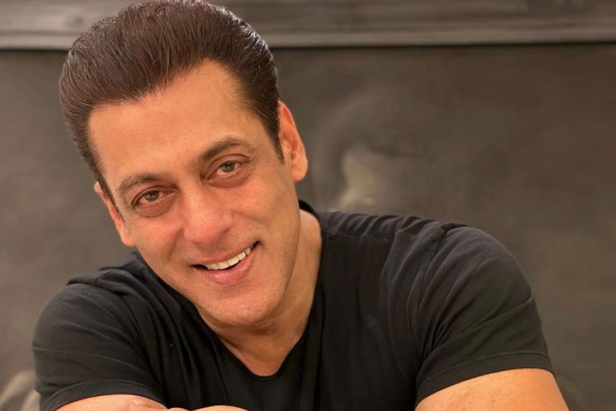 গোবিন্দের প্রশ্ন শুনে সলমন হঠাৎ তাঁকে অনুরোধ করেন, তিনি যেন ‘জুড়ওয়া’ ছবি থেকে নিজেকে সরিয়ে সলমনকে সুযোগ দেন।