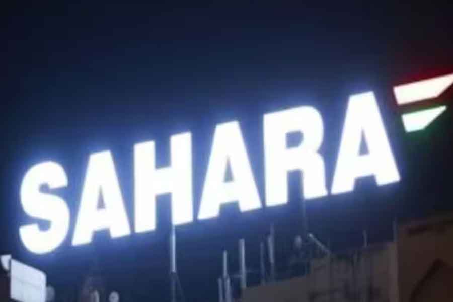 ২০১১ সালে সহারা ইন্ডিয়া রিয়েল এস্টেট কর্পোরেশন এবং সহারা হাউসিং ইনভেস্টমেন্ট কর্পোরেশন নামে সহারার দুই সংস্থাকে ৩ কোটি লগ্নিকারীদের টাকা ফেরত দেওয়ার নির্দেশ দিয়েছিল বাজার নিয়ন্ত্রক সংস্থা সেবি।