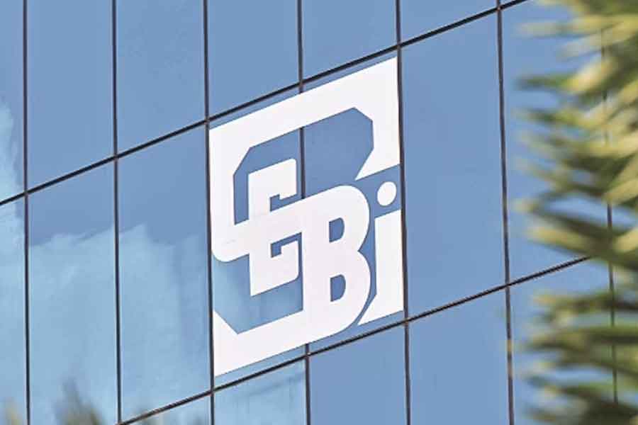 ২০১২ সালের ৩১ অগস্ট সেবির নির্দেশ বহাল রেখে সুপ্রিম কোর্ট জানিয়েছিল যে ১৫ শতাংশ সুদ-সহ মূলধন ফেরাতে হবে লগ্নিকারীদের। সেই উদ্দেশে সেবির কাছে টাকা জমার নির্দেশও দেওয়া হয় সহারার দুই সংস্থাকে।