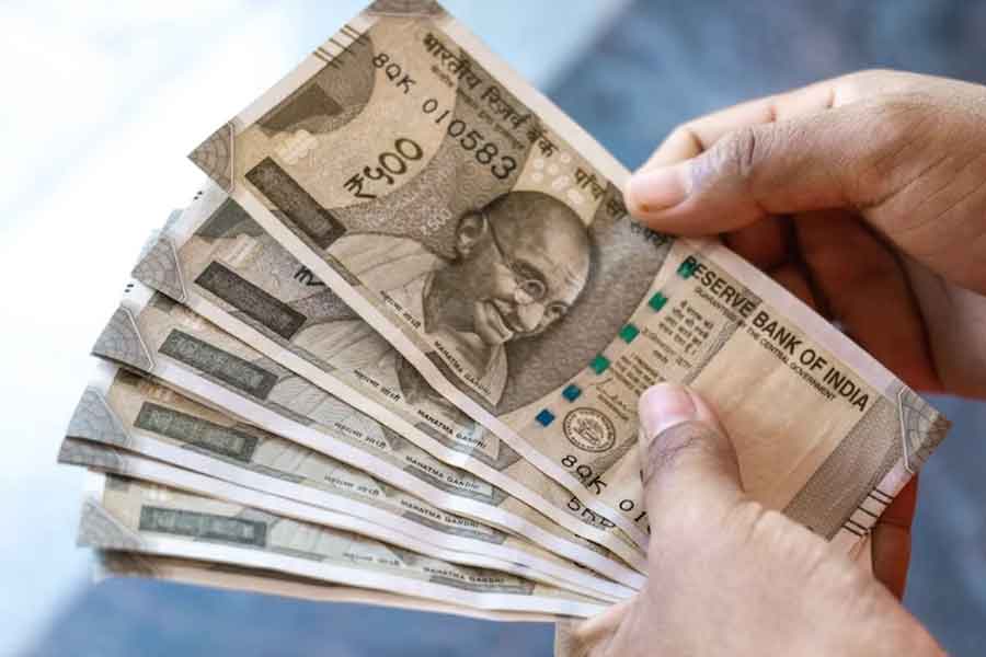 শীর্ষ আদালত সহারার দুই সংস্থাকে সেবির কাছে ২৪,০০০ কোটি টাকা জমা দেওয়ার নির্দেশ দেয়। যদিও সুব্রতের সংস্থা দাবি করেছিল, ৯৫ শতাংশের বেশি লগ্নিকারীর টাকা সরাসরি ফিরিয়ে দেওয়া হয়েছে।