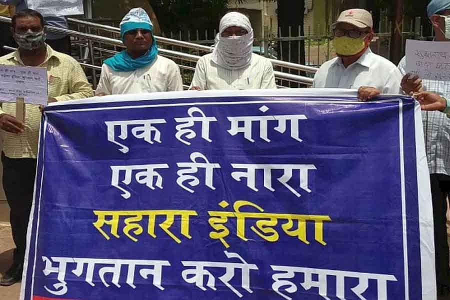 সহারার দুই গোষ্ঠীর বিরুদ্ধে অভিযোগ, লগ্নিকারীদের টাকা ফেরত দেওয়ার প্রক্রিয়া খুবই ধীর গতিতে চলছে। সেবির রিপোর্টে আরও বলা হয়েছে ৫৩,৬৮৭টি অ্যাকাউন্টের লগ্নির টাকা ফেরত চেয়ে এখনও পর্যন্ত ১৯,৬৫০টি আর্জি জমা পড়েছে।