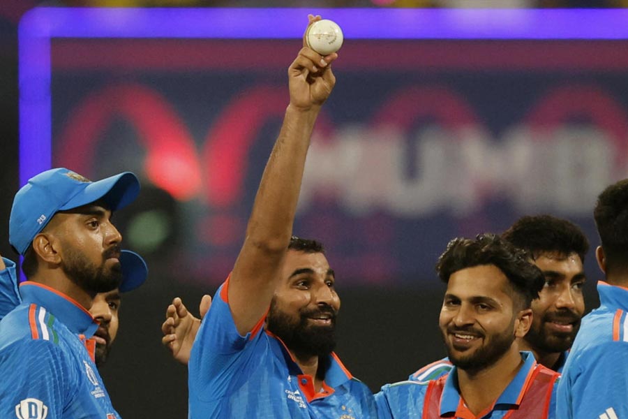 ভারতীয় ক্রিকেট দলের হাতে বিশ্বকাপ উঠবে কি না, তা অনেকটাই নির্ভর করছে শামির উপর। অনেকের আশঙ্কা, ব্যক্তিগত জীবনের প্রভাব পড়তে পারে তাঁর পারফরম্যান্সে। কেউ কেউ মনে করেন, সে সবকে হেলায় হারিয়ে দেবেন শামি। যেমন আগে করেছেন বার বার। আর এক বার বিশ্বকাপ হাতে উঠলে, তাঁর সাফল্যের সামনে আর টিকতে পারবে না বিতর্ক।