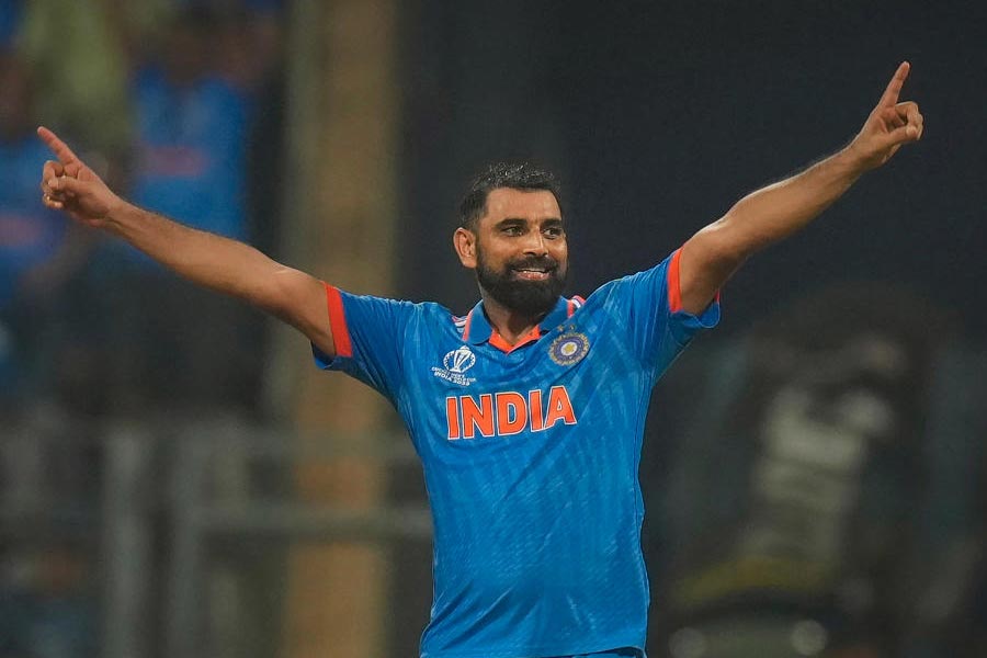 তার পরেই মাঠে খেল দেখানো শুরু করে শামি। নিউ জ়িল্যান্ডের বিরুদ্ধে পাঁচ উইকেট নেন। এর পর লখনউয়ের মাটিতে ইংল্যান্ডের ব্যাটারদের নাস্তানাবুদ করেছিলেন শামি। সে সময় তাঁর স্ত্রী হাসিন জাহানের সঙ্গে যোগাযোগ করেছিল আনন্দবাজার অনলাইন। শামির বিরুদ্ধে বিবাহবিচ্ছেদের মামলা করছেন হাসিন।