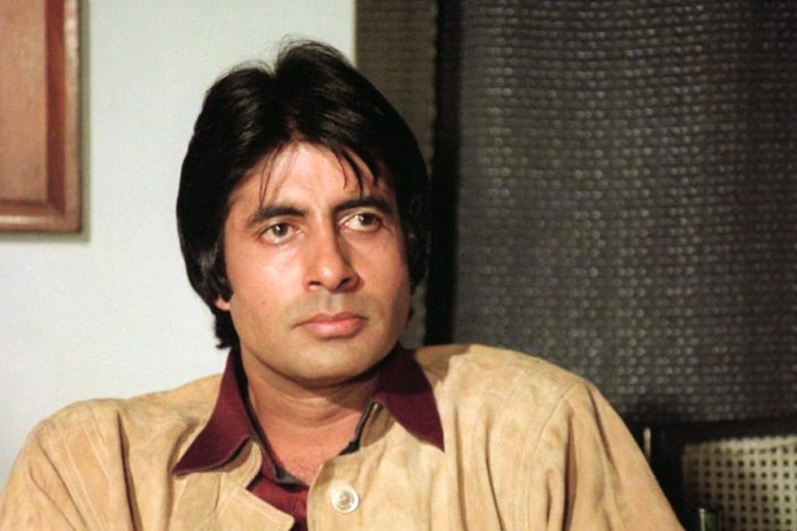 কিন্তু অমিতাভ এমন একাধিক ছবির শুটিং করেছিলেন যেগুলি পরবর্তী কালে মুক্তিই পায়নি। এখনও সেই ছবিগুলি লোকচক্ষুর আড়ালেই রয়ে গিয়েছে। এই তালিকায় কোন কোন ছবি রয়েছে তা জানেন কি?