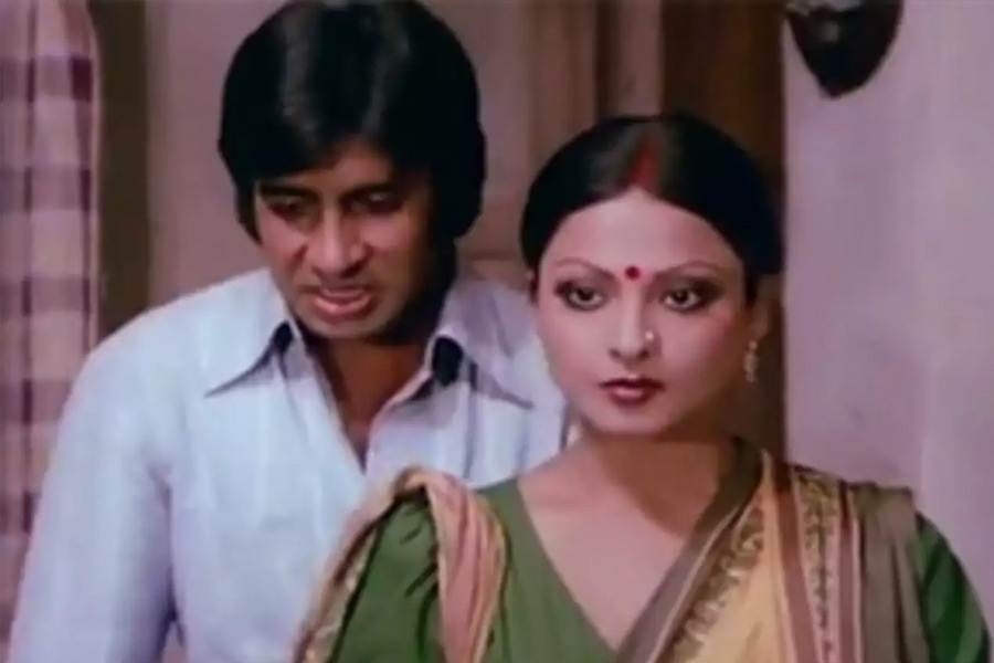 ১৯৭৬ সালে প্রেক্ষাগৃহে মুক্তি পায় ‘দো অনজানে’ ছবিটি। এই ছবির মাধ্যমে বড় পর্দায় প্রথম বার জুটি বেঁধে অভিনয় করতে দেখা যায় অমিতাভ এবং রেখাকে। দুই তারকার সম্পর্কের রসায়ন দর্শকমনে ছাপ ফেলে। তবে এই ছবির আগেও একসঙ্গে অভিনয় করেছিলেন তাঁরা। কিন্তু সে ছবি মুক্তি পায়নি।