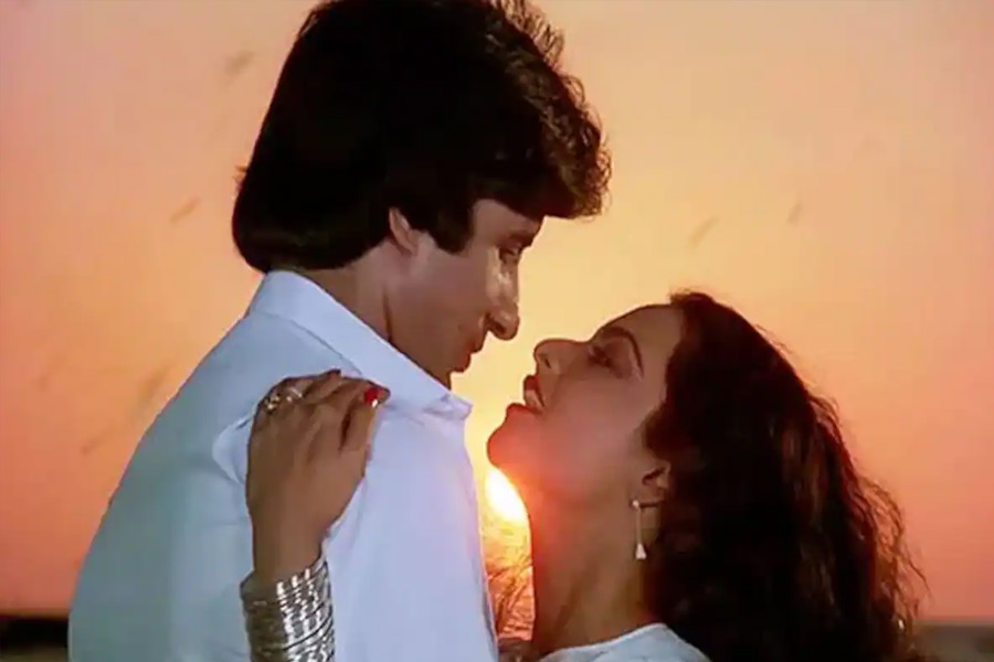 ১৯৭২ সালে ‘আপনা পরায়া’ নামে একটি হিন্দি ছবির শুটিং শুরু হয়। এই ছবির মুখ্যচরিত্র হিসাবে অভিনয় করার কথা ছিল অমিতাভ এবং রেখার। ছবির কয়েকটি দৃশ্যের শুটিংও হয়ে গিয়েছিল।