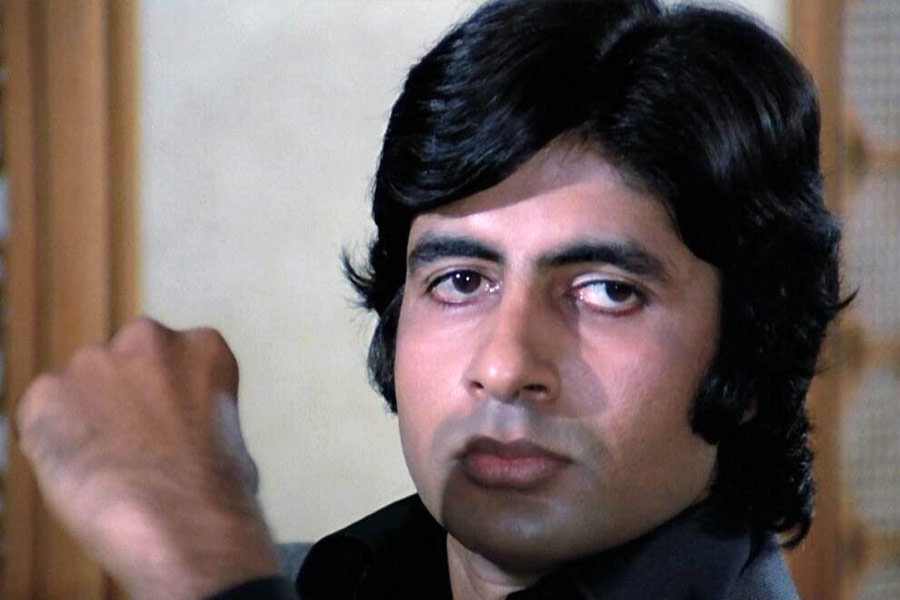 ‘আপনা পরায়া’ ছবির শুটিং শুরু হলেও তা মাঝপথে বন্ধ করে দিতে হয়। বলিপাড়ায় কানাঘুষো শোনা যায়, অর্থাভাবের কারণেই নাকি এই ছবির শুটিং শেষ করা যায়নি।