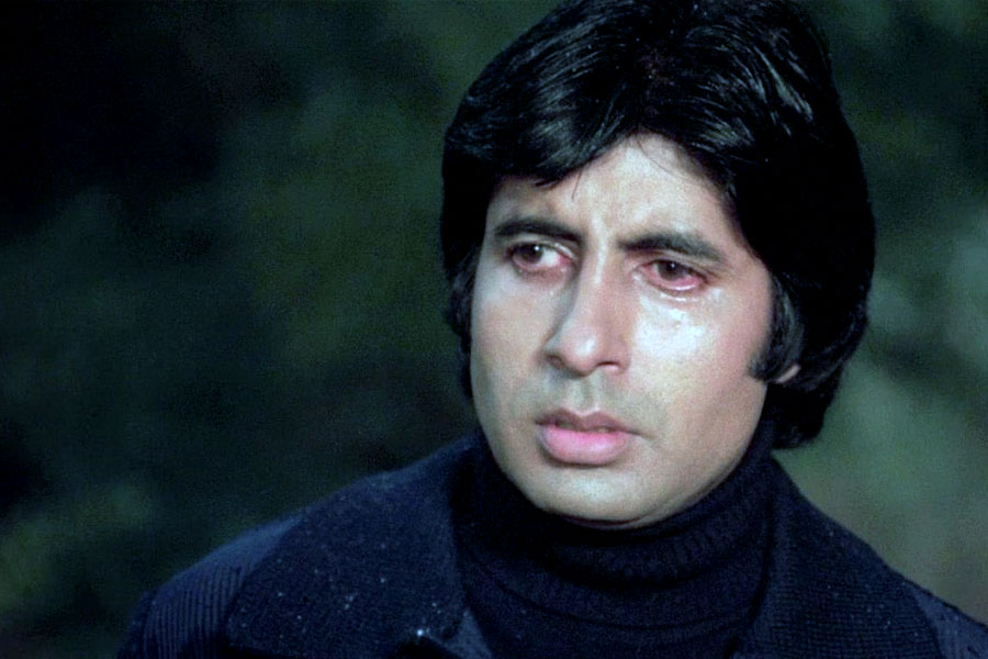 ১৯৭৯ সালে ‘সরফরোশ’ নামে একটি হিন্দি ছবির শুটিং শুরু হয়। কাদের খান, শক্তি কপূর এবং পরভিন ববির মতো বলি তারকাদের সঙ্গে এই ছবিতে অভিনয়ের সুযোগ পান অমিতাভও।