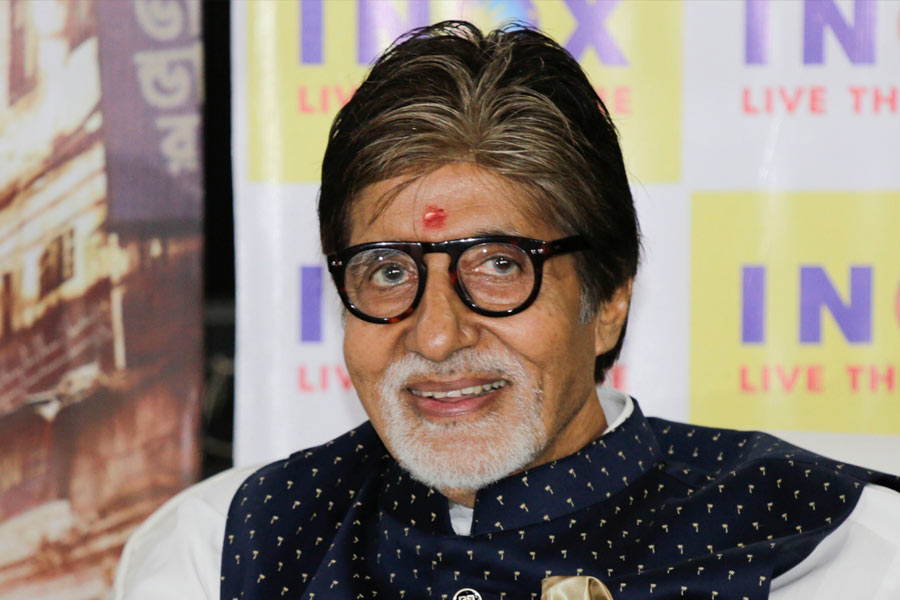 এক দশক আগে সুজিত সরকারের পরিচালনায় ‘শুবাইট’ নামে একটি ছবিতে মুখ্যচরিত্রে অভিনয় করেছিলেন অমিতাভ। এই ছবির শুটিংও শেষ করে ফেলেছিলেন পরিচালক। কিন্তু আইনি সমস্যায় জড়িয়ে পড়ায় আর মুক্তি পায়নি সে ছবি।