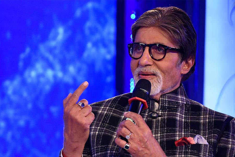 শৈলেন্দ্রের দাবি, একটি হলিউড ছবির সঙ্গে ‘শুবাইট’ ছবির চিত্রনাট্যের মিল খুঁজে পান অমিতাভ। অভিনেতা দাবি করেন হলিউড ছবিনির্মাতার কাছ থেকে অনুমতিপত্র নিয়ে এলে তবেই তিনি অভিনয় করবেন। কিন্তু এই প্রক্রিয়া এত সহজ ছিল না বলে এক পুরনো সাক্ষাৎকারে জানিয়েছিলেন শৈলেন্দ্র।