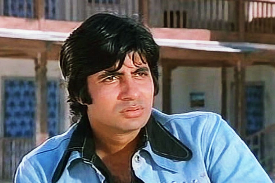 ১৯৮৯ সালে ‘শনাক্ত’ নামে একটি হিন্দি ছবির শুটিং শুরু হয়েছিল। কিন্তু মাঝপথেই এই ছবির কাজ বন্ধ হয়ে যায়। ফলে প্রেক্ষাগৃহে আর মুক্তি পায়নি ‘শনাক্ত’।