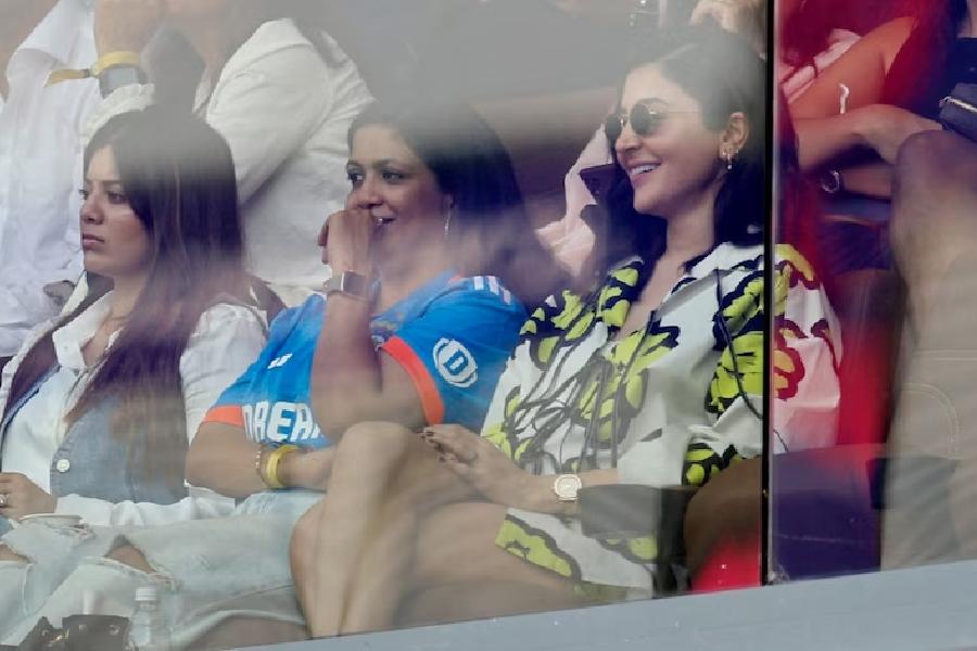 How much the Anushka Sharma’s outfit costs which she wore to India vs New Zealand World Cup semi final match.