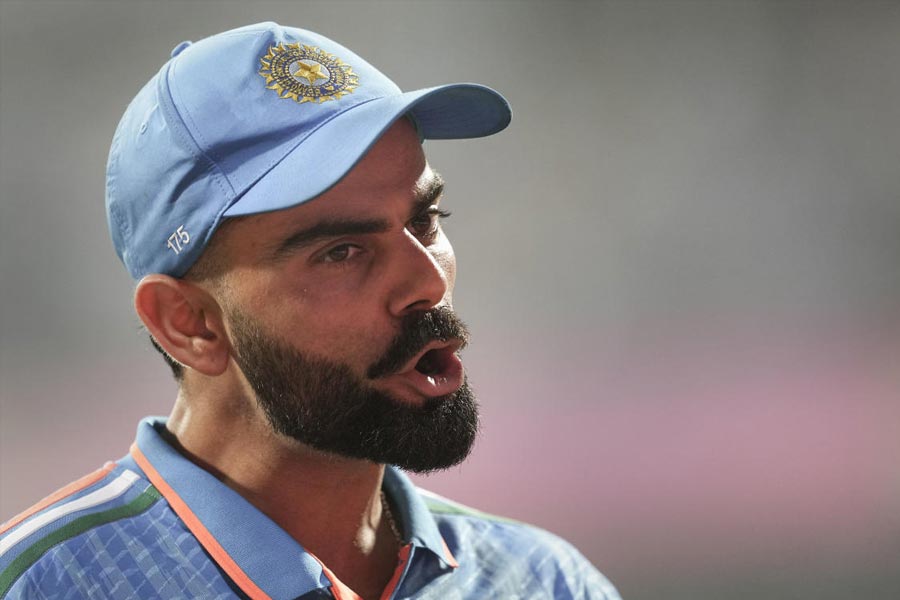 তিনি এলেন, তিনি খেললেন, তিনি জয় করলেন। গড়লেন নজির, জিতলেন আপামর ক্রিকেটপ্রেমীর মন। বৃহস্পতিবার ক্রিকেট বিশ্বকাপে ভারত বনাম নিউ জ়িল্যান্ড সেমিফাইনাল ম্যাচে ওয়াংখেড়ে সাক্ষী থাকল ‘বিরাট রাজের’।