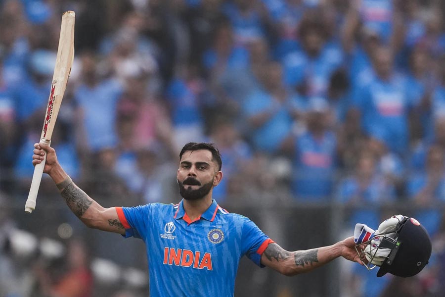 এর আগে দক্ষিণ আফ্রিকার বিরুদ্ধে খেলতে নেমে ৪৯তম সেঞ্চুরি করে সচিন তেন্ডুলকরের রেকর্ড ছুঁয়েছিলেন বিরাট। নিউ জ়িল্যান্ডের বিরুদ্ধে সেমিফাইনাল খেলতে নেমে সেই রেকর্ড ভেঙে দিলেন তিনি।