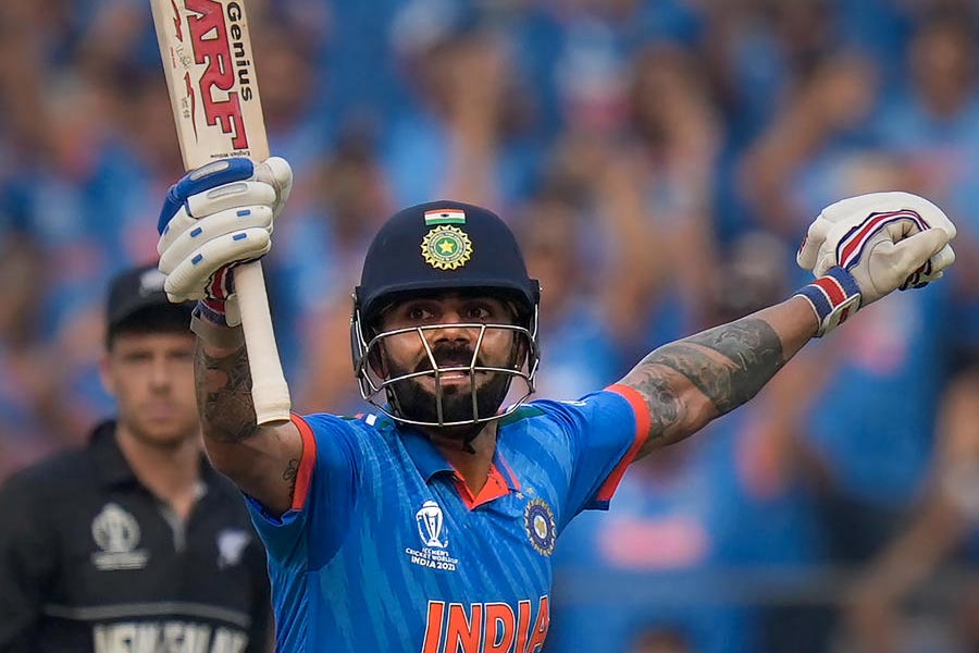 বিশ্বকাপে বিরাটের ব্যাটে রান আসছে। প্রায় প্রত্যেক ম্যাচে তিনি যেন অপ্রতিরোধ্য। সাবধানীও। আগ্রাসী মনোভাব আছে, কিন্তু খানিকটা মেপে।