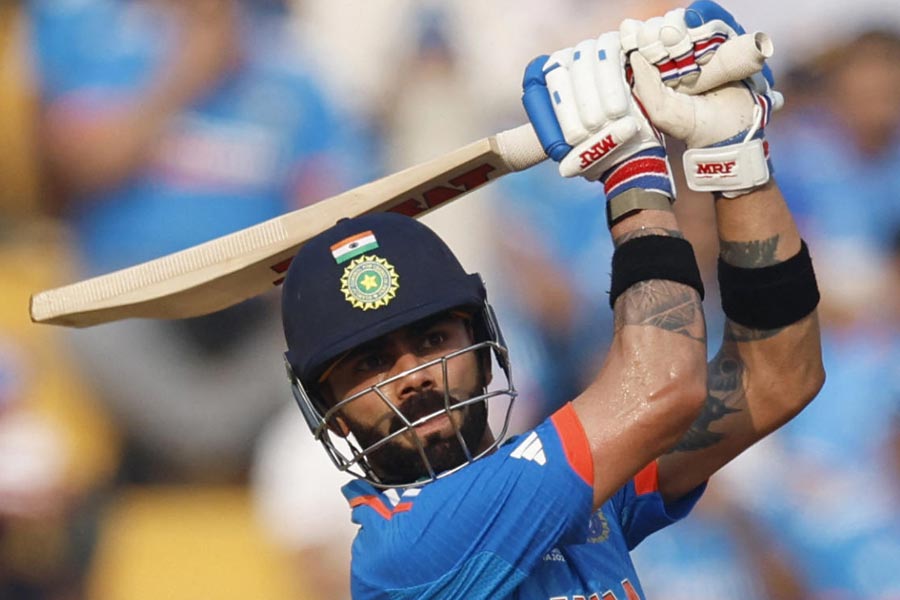 পরিসংখ্যান বলছে দেশের মাটিতে হোক, বা বিদেশে— এক দিনের ক্রিকেটে সব জায়গাতেই অপ্রতিরোধ্য বিরাট। কখনও কখনও এর ব্যতিক্রম হলেও, তা ছিল ক্ষণস্থায়ী।