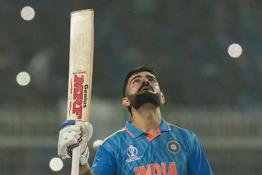 এক দিনের ক্রিকেটে দেশের মাটিতে সর্বোচ্চ ১৬৬ রান করেছেন বিরাট। এ বছরের গোড়ায় তিরুঅনন্তপুরমে শ্রীলঙ্কার বিরুদ্ধে খেলতে নেমে ১৬৬ করেছিলেন বিরাট। ম্যাচের শেষ অবধি নিজের উইকেট টিকিয়ে রেখেছিলেন তিনি।