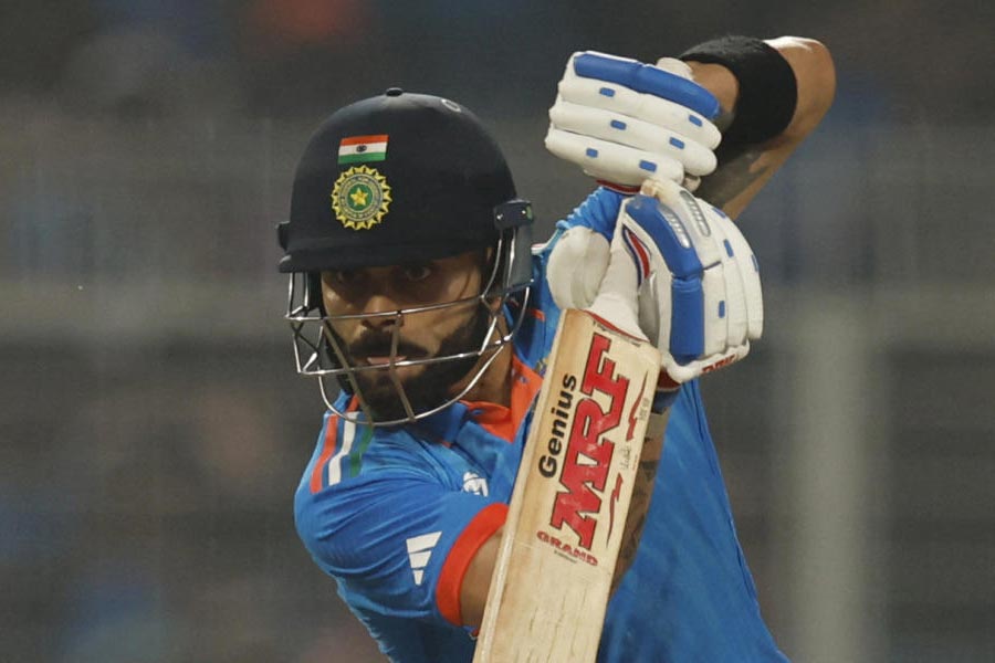 বিদেশের মাটিতেও সাফল্য রয়েছে কোহলির। পরিসংখ্যান বলছে, বিদেশের মাটিতে কোহলি মোট ১৭০টি এক দিনের ম্যাচ খেলেছেন। যার মধ্যে ব্যাট ধরেছেন ১৬১টি ম্যাচে।