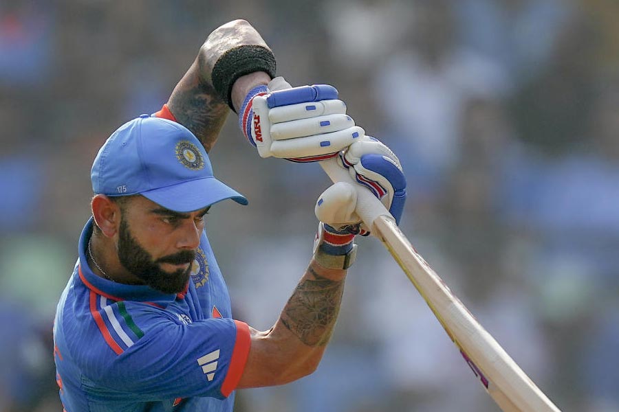 ১৬১টি ম্যাচে কোহলি রান করেছেন ৭,৫৮০। গড় ৫৬.৯৯। বিদেশের মাটিতে তাঁর স্ট্রাইক রেট দেশের তুলনায় কম হলেও খুব কম নয়। বিদেশের মাটিতে বিরাটের স্ট্রাইক রেট ৯১.১৬।