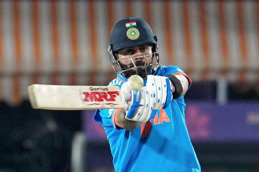 কোহলির ৫০টি সেঞ্চুরির মধ্যে ২৬টি এসেছে বিদেশের মাটিতে। হাফ সেঞ্চুরি করেছেন ৩৯টি।