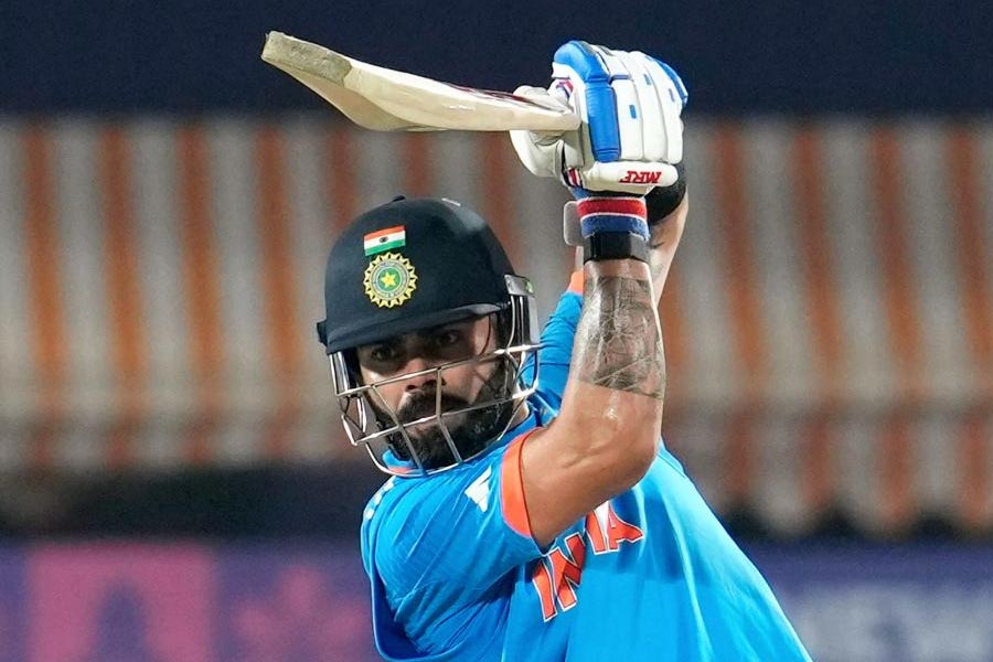 দেশের বাইরে এক দিনের ম্যাচে সর্বোচ্চ ১৮৩ রান করেছেন কোহলি। ২০১২ সালে পাকিস্তানের বিরুদ্ধে খেলতে নেমে ঢাকার স্টেডিয়ামে সেই নজির গড়েন তিনি।