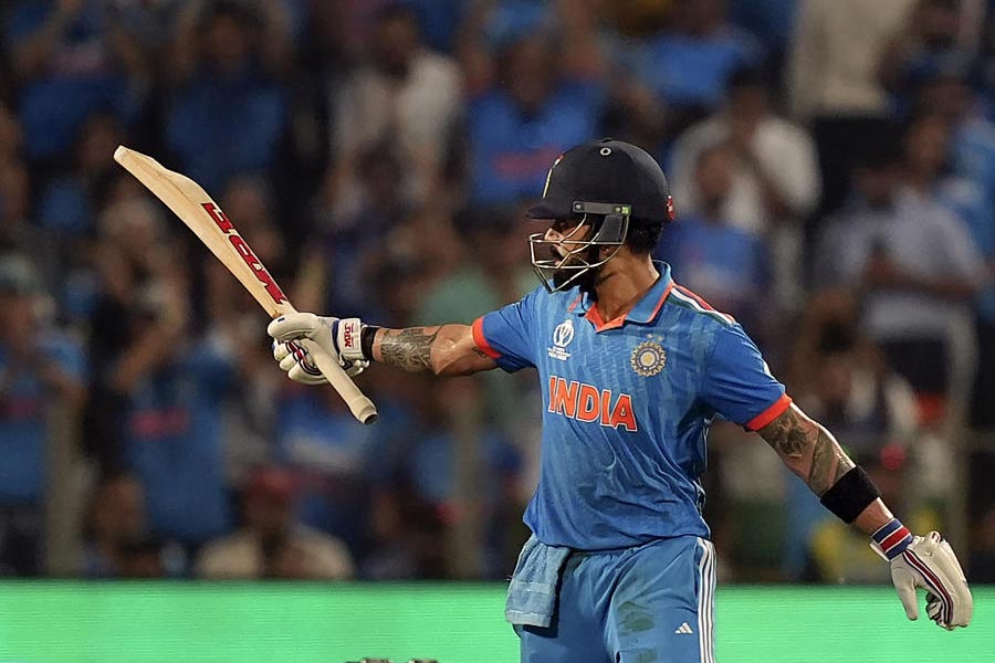 আগামী রবিবার আমদাবাদের নরেন্দ্র মোদী স্টেডিয়ামে বিশ্বকাপের ফাইনাল খেলতে নামবেন বিরাটেরা। সেই ম্যাচেও বিরাটের ব্যাট থেকে সেঞ্চুরি চাইছেন ভক্তরা।