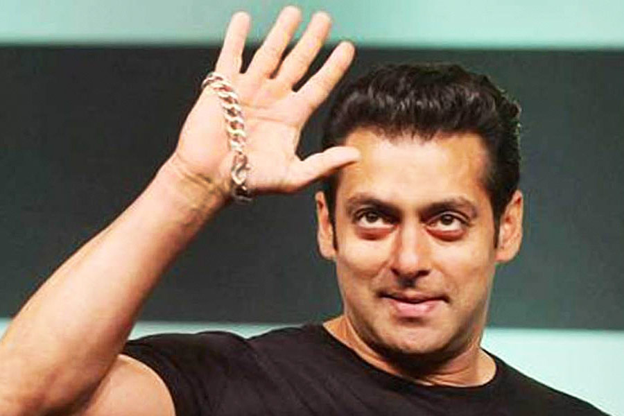 বয়সের অঙ্ক ৫৭-এর ঘরে রয়েছে। বলিপাড়ার ‘ভাইজান’ সলমন খান এখনও ‘সিঙ্গল’। তবে কানাঘুষো শোনা যায়, সলমনের প্রেমিকার তালিকা অনেকটাই দীর্ঘ। একাধিক বলি অভিনেত্রীর সঙ্গে নাম জড়িয়েছে তাঁর।