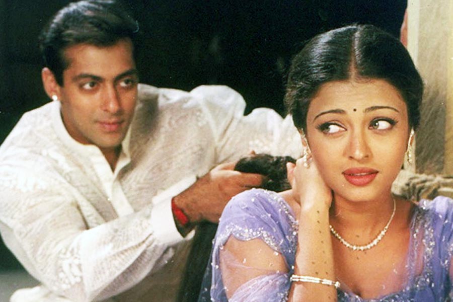 সঙ্গীতা বিজলানি থেকে শুরু করে ঐশ্বর্যা রাই বচ্চন, ক্যাটরিনা কইফের সঙ্গে সম্পর্কে জড়িয়েছিলেন সলমন। বলিপাড়ার একাংশের দাবি, ঐশ্বর্যার উপর অধিকারবোধ খাটাতেন সলমন। এমনকি ঐশ্বর্যার প্রতি সলমন শারীরিক এবং মানসিক অত্যাচার করতেন বলেও শোনা যায়। সে কারণে নাকি দুই তারকার সম্পর্ক বেশি দূর এগোয়নি।