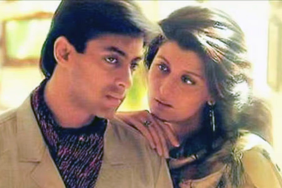 বলিপাড়া সূত্রে খবর, সঙ্গীতার সঙ্গে নাকি বিয়ে পাকা হয়ে গিয়েছিল সলমনের। কিন্তু সম্পর্কে থাকাকালীন সঙ্গীতাকে ঠকিয়েছিলেন অভিনেতা। তাই দুই তারকার বিয়েও ভেঙে যায়।