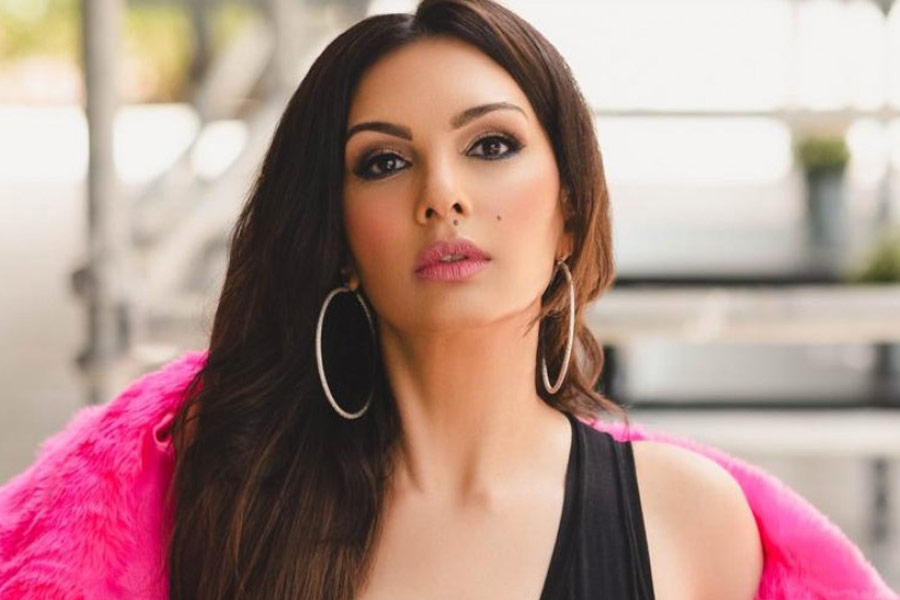 ১৯৮৯ সালে প্রেক্ষাগৃহে মুক্তি পেয়েছিল ‘ম্যায়নে প্যার কিয়া’। এই ছবিতে সলমনের অভিনয় দেখে নাকি অভিনেতাকে বিয়ে করার জন্য মরিয়া হয়ে উঠেছিলেন সোমি। বলিপাড়া সূত্রে খবর, সলমনের সঙ্গে দেখা করবেন বলে ফ্লোরিডা থেকে মুম্বই যান সোমি।