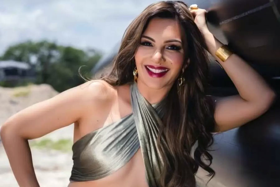 সলমনের সঙ্গে আলাপ করার জন্য হিন্দি ফিল্মজগতে প্রবেশ করেন সোমি। ‘বুলন্দ’ নামে একটি ছবিতে সলমনের বিপরীতে অভিনয় করার সুযোগও পান তিনি। কিন্তু সেই ছবির কাজ শুরু হতে না হতেই শেষ হয়ে যায়।