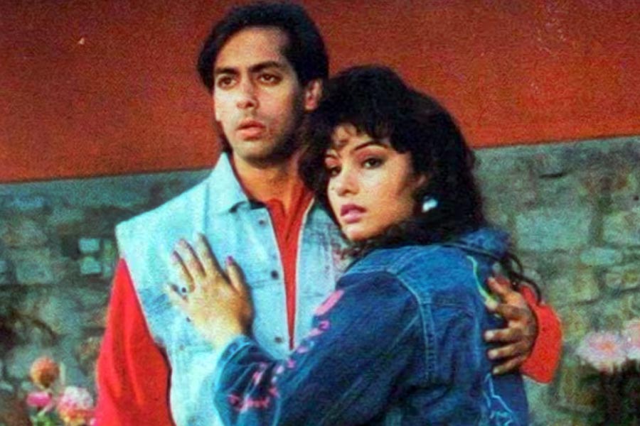 সলমনের সঙ্গে ছবি মুক্তি না পেলেও অভিনেতার সঙ্গে সম্পর্কে জড়িয়ে পড়েন সোমি। বলিপাড়া সূত্রে খবর, ১৯৯০ সালে সলমনের সঙ্গে সম্পর্কে জড়ান তিনি। প্রায় সাত বছর দুই তারকা সম্পর্কে ছিলেন।