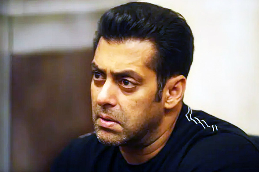 বলিপাড়ায় কানাঘুষো শোনা যায়, সঙ্গীতার সঙ্গে সম্পর্কে থাকাকালীন সোমির সঙ্গে পরকীয়া সম্পর্কে জড়িয়ে পড়েন সলমন। বিয়ের কথা পাকা হয়ে যাওয়ার পর সোমির সঙ্গে সলমনের সম্পর্কের কথা জানতে পারেন সঙ্গীতা। সে কারণে সলমন এবং সঙ্গীতার বিয়ে ভেঙে যায়।