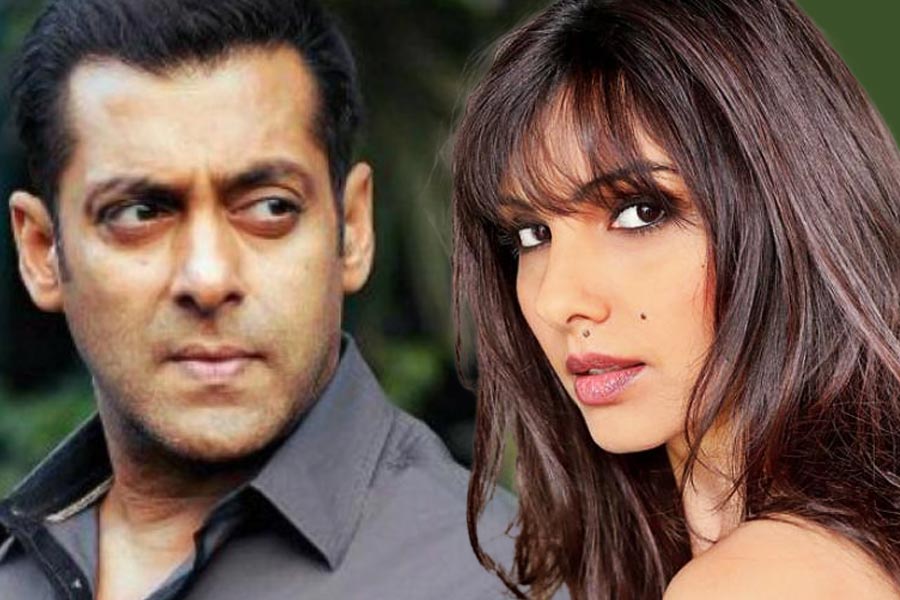 এক পুরনো সাক্ষাৎকারে সোমি জানিয়েছিলেন, এক জন মহিলার সঙ্গে দীর্ঘ সময় সম্পর্কে থাকেন না সলমন। অভিনেতার ইচ্ছা বিভিন্ন দেশের মহিলাদের সঙ্গে প্রেম করার। তাই কোনও সম্পর্কের আয়ুই বেশি দিনের হয় না।