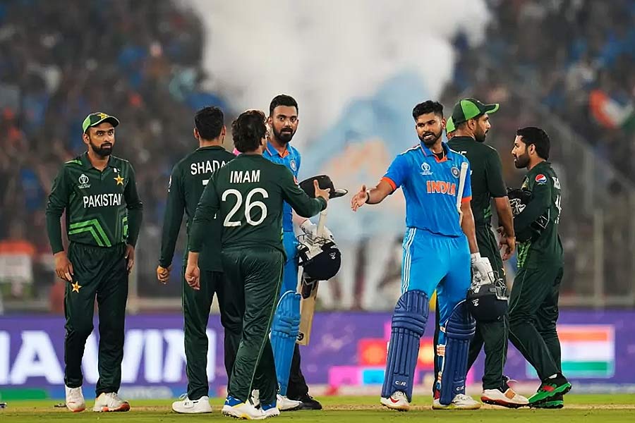 তৃতীয় ম্যাচে রোহিতদের প্রতিপক্ষ ছিল পাকিস্তান। বিশ্বকাপের সবচেয়ে চর্চিত, সবচেয়ে প্রতীক্ষিত এই ম্যাচে ৭ উইকেটে জয়ী হয় ভারত। তারা টসে জিতে প্রথমে বল করার সিদ্ধান্ত নেয়। পাকিস্তান করে ১৯১ রান।