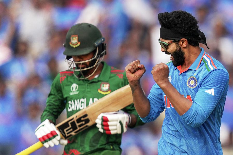 বাংলাদেশের বিরুদ্ধে ম্যাচটিও ছিল প্রায় একপেশে। টসে জিতে শাকিব আল হাসানরা ২৫৭ রানের টার্গেট দেন ভারতকে। সহজেই সেই রান তুলে দেয় রোহিত বাহিনী। বিরাটের ব্যাট থেকে আসে বিশ্বকাপে তাঁর প্রথম শতরান। ১০৩ রান করে অপরাজিত থাকেন তিনি।