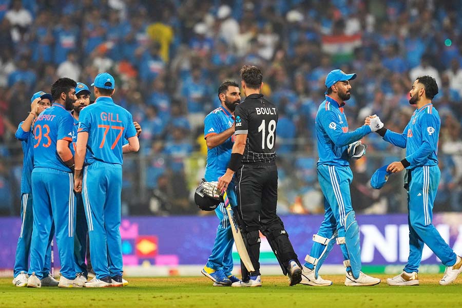 নিউ জ়িল্যান্ড ম্যাচেই বিশ্বকাপে প্রথম কেউ ভারতের বিরুদ্ধে শতরান করেন। ১২৭ বলে ১৩০ রান করেন ড্যারিল মিচেল। ভারতের কেউ শতরান পাননি। কোহলি ৯৫ রানে আউট হয়ে যান। বাকিরা কেউ অর্ধশতরানের গণ্ডিও পেরোতে পারেননি। আনন্দবাজার অনলাইনের বিচারে এই ম্যাচে ভারত পাচ্ছে ৬।