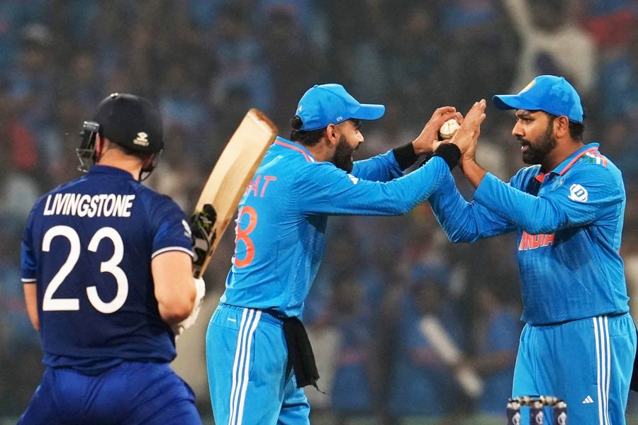 ১০০ রানে ইংল্যান্ডকে হারায় ভারত। টসে জিতে রোহিতদের প্রথমে ব্যাট করতে পাঠায় ইংল্যান্ড। খুব বেশি রান তাঁরা করতে পারেননি। ৫০ ওভারে ২২৯ রান করে ভারত। কোহলি শূন্য রানে ফেরেন।