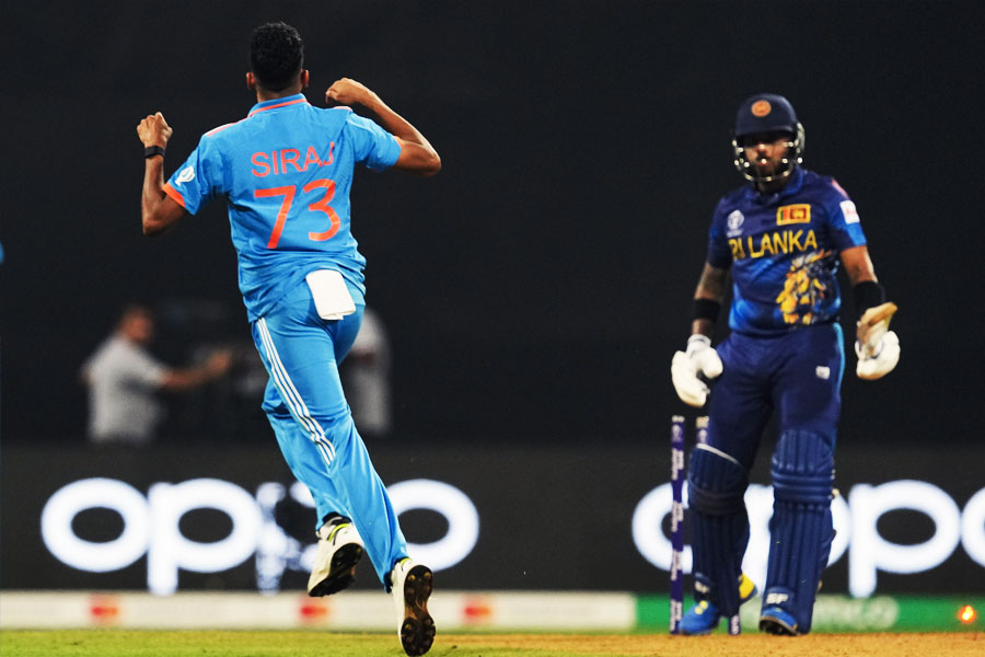 শ্রীলঙ্কার বিরুদ্ধে ভারতের ম্যাচ ছিল চূড়ান্ত একপেশে। ব্যাটে বলে দুরন্ত খেলা দেখিয়ে লঙ্কানদের দুরমুশ করে রোহিত বাহিনী। ভারতের ৩৫৭ রানের জবাবে মাত্র ৫৫ রানে শ্রীলঙ্কা অল আউট হয়ে যায়। ৫টি উইকেট ছিল শামির। এই ম্যাচে ভারতের প্রাপ্য ১০-এ ১০।