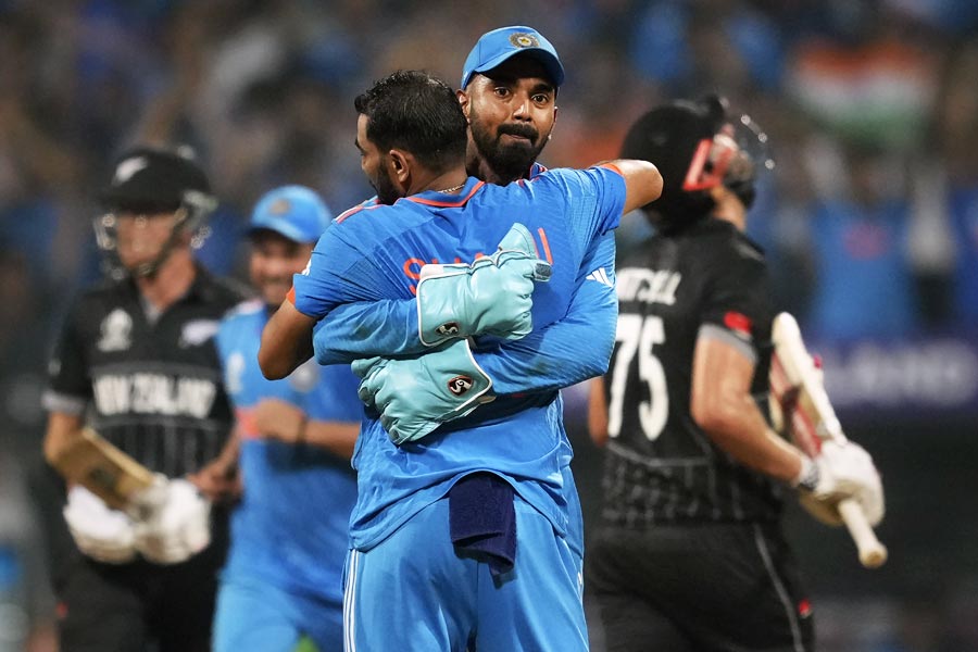 সেমিফাইনালে নিউ জ়িল্যান্ডের বিরুদ্ধে ম্যাচটিতে ভারত চাপের মুখে পড়েছিল। ৩৯৭ রান করেও জয় নিয়ে সংশয় তৈরি হয়েছিল এক সময়ে। বিরাট এবং শ্রেয়স শতরান করেন। শুভমন করেন ৮০ রান। তবে রান তাড়া করতে নেমে কিউয়িরা সহজে হার মানেনি।