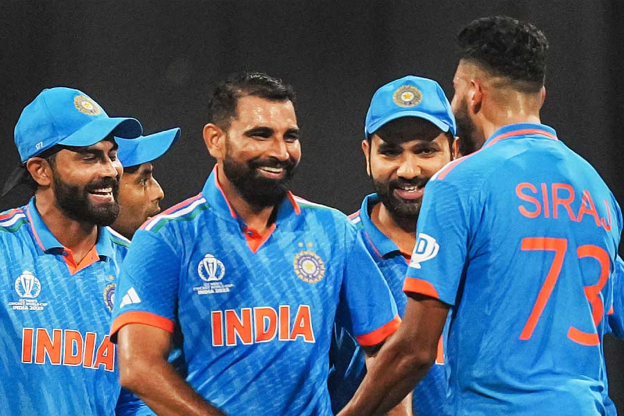 ভারতের বিরুদ্ধে আবার শতরান করেন মিচেল। অধিনায়ক কেন উইলিয়ামসনের সঙ্গে তাঁর জুটি ভারতকে কাঁদাতে পারত। ঠিক সময়ে উইকেট নিয়ে দলকে ম্যাচে ফেরান শামি। ৭টি উইকেট নেন তিনি। এই ম্যাচে ভারতকে দেওয়া হল ১০-এর মধ্যে ৬।