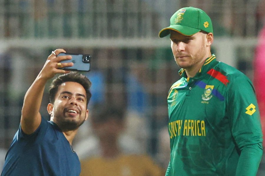 মিলারের সঙ্গে নিজস্বী দর্শকের।